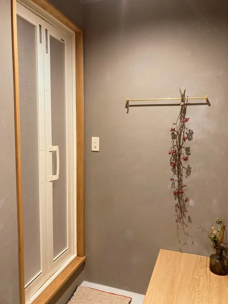 木の枠のシャワールームの入口と、着替えの台